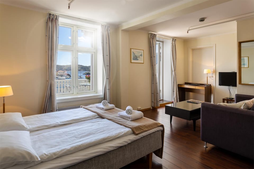 Photo of the whole room, Sea view