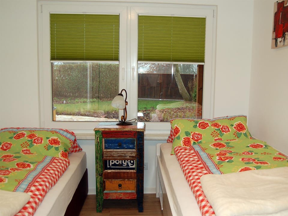 Bed, Bedroom, Garden view