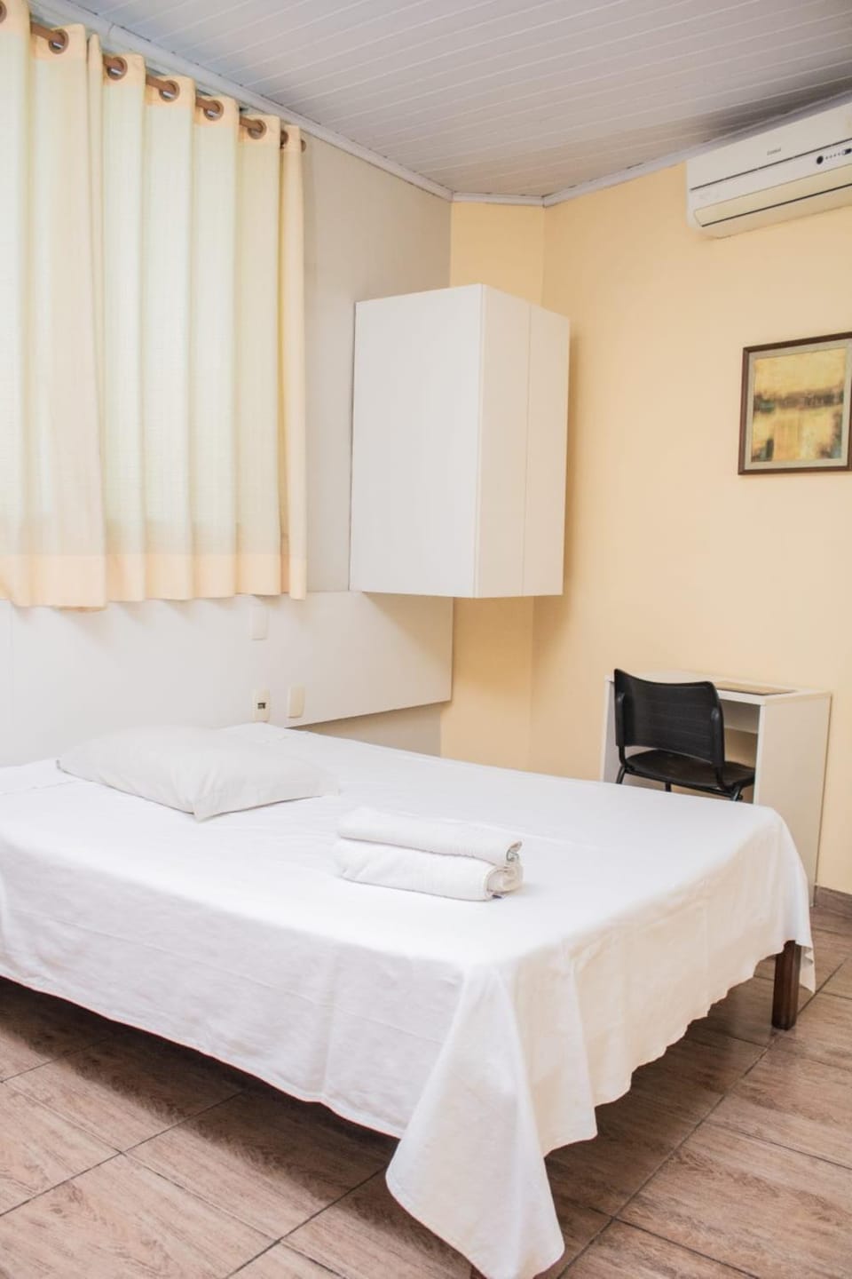 Bed, Photo of the whole room, towels, air conditioner