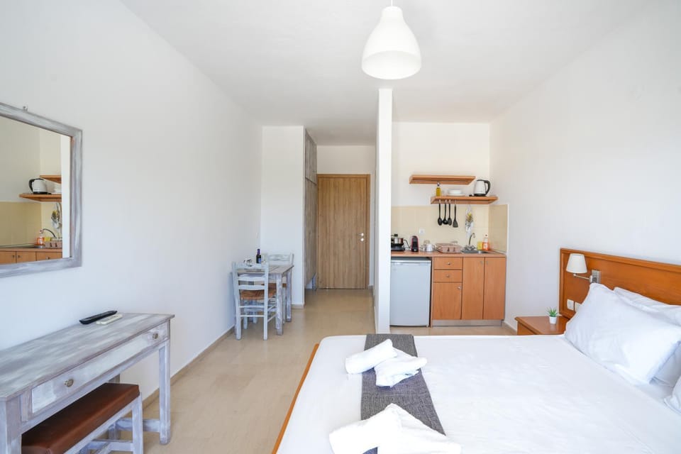 Kitchen or kitchenette, Bedroom