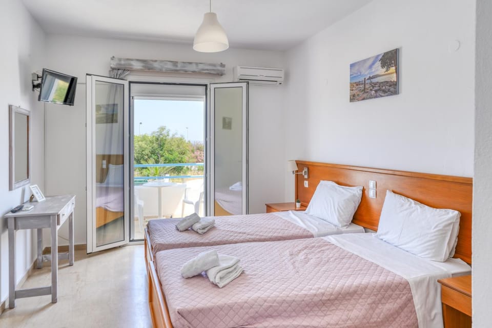 Bed, TV and multimedia, View (from property/room), Balcony/Terrace, Photo of the whole room, Bedroom, towels, air conditioner