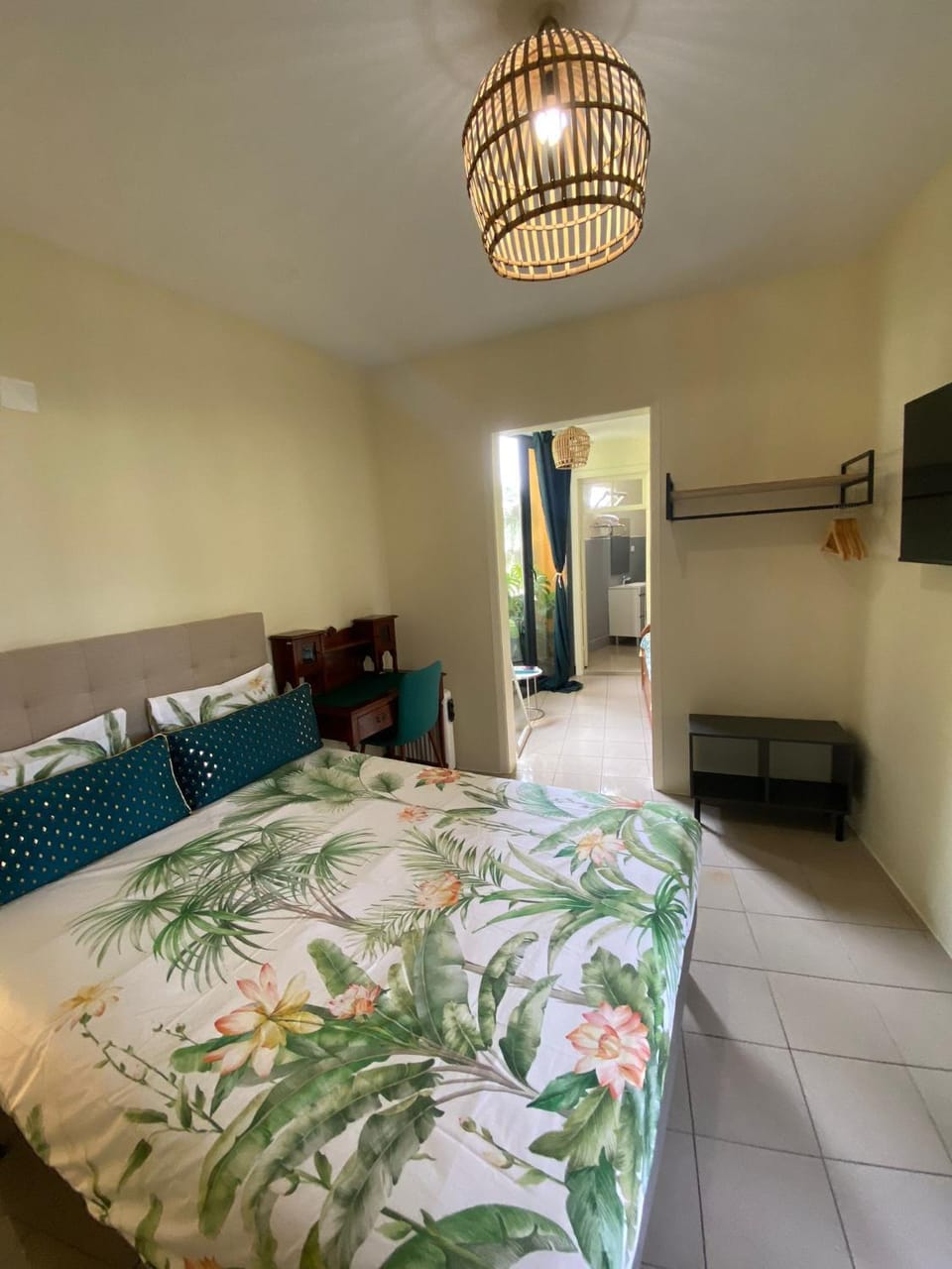 Bed, TV and multimedia, Photo of the whole room, Bedroom