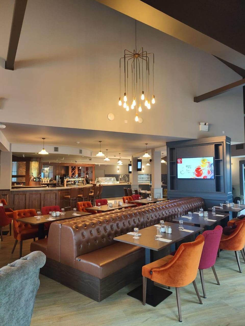 Restaurant/places to eat, Lounge or bar, Food and drinks, Evening entertainment, Food