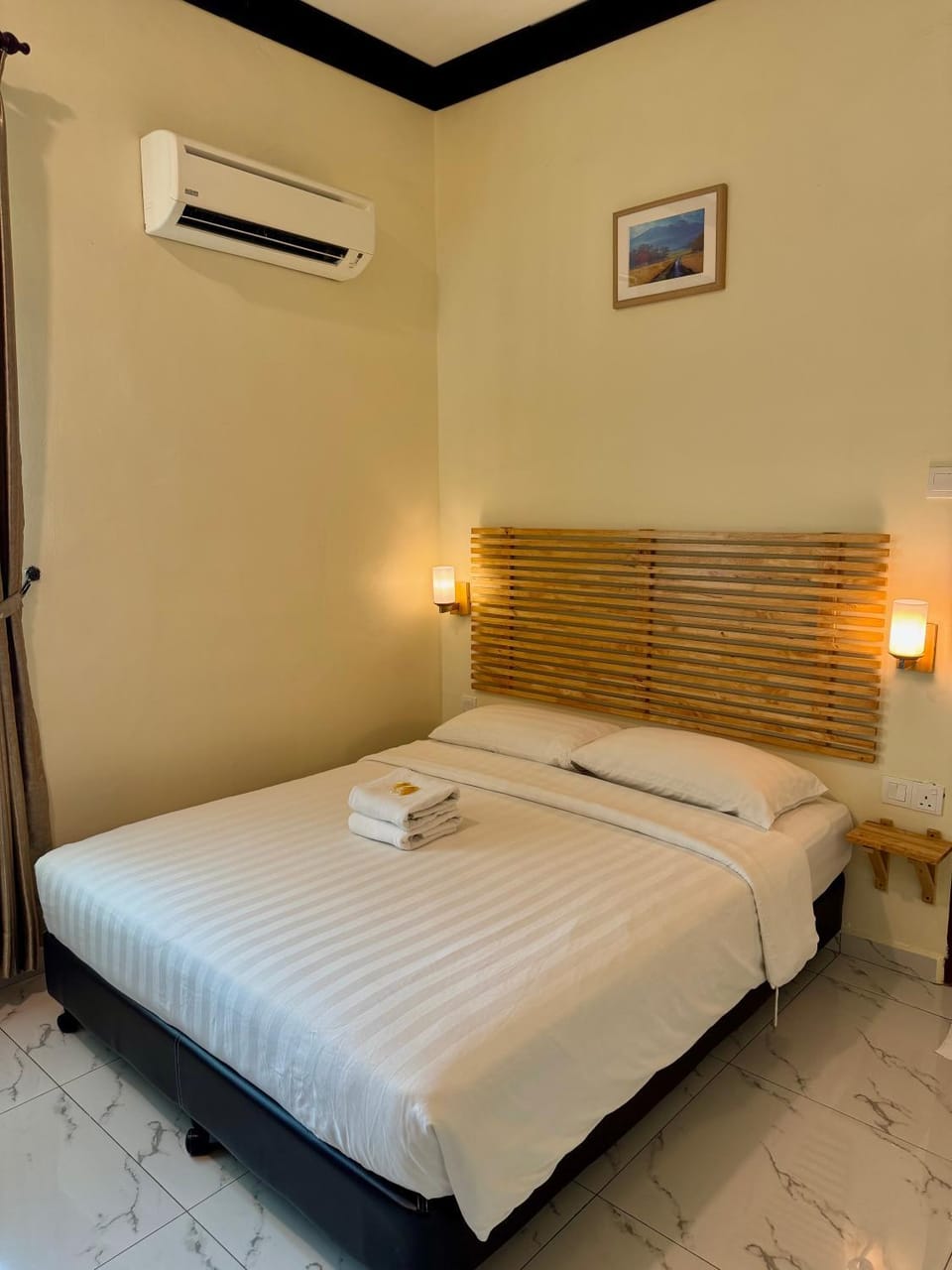 Bed, Photo of the whole room, Bedroom, towels, air conditioner