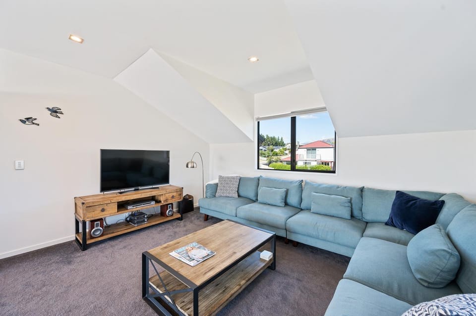 TV and multimedia, Living room, Seating area, locker, locker
