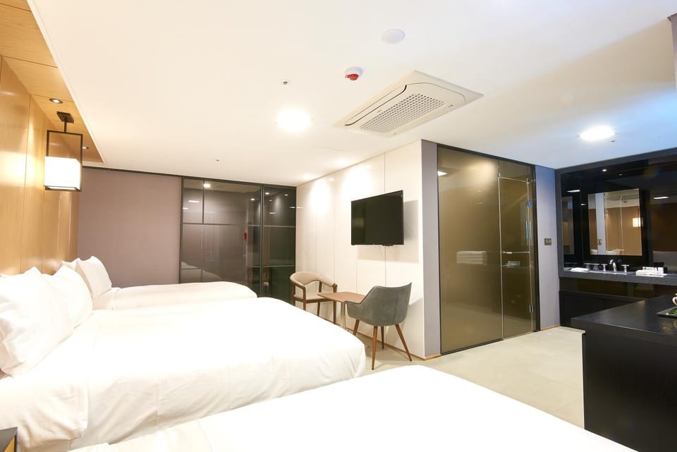 Bed, TV and multimedia, Bedroom
