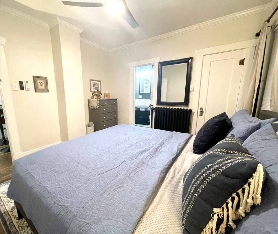 Shower, Toilet, Bed, Bathroom, Bedroom, Bath, towels, towels