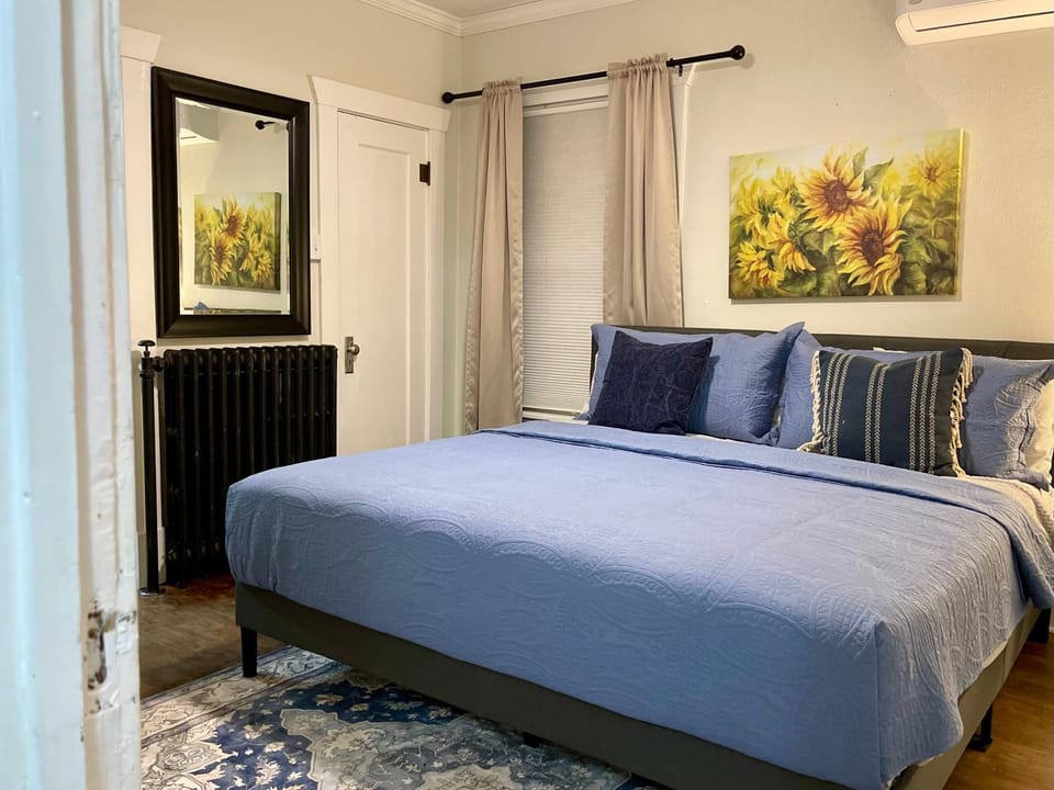 Bed, Bathroom, Bedroom, flat iron, air conditioner, air conditioner