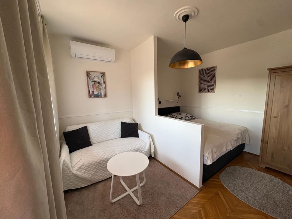 Bed, Living room, Seating area, air conditioner