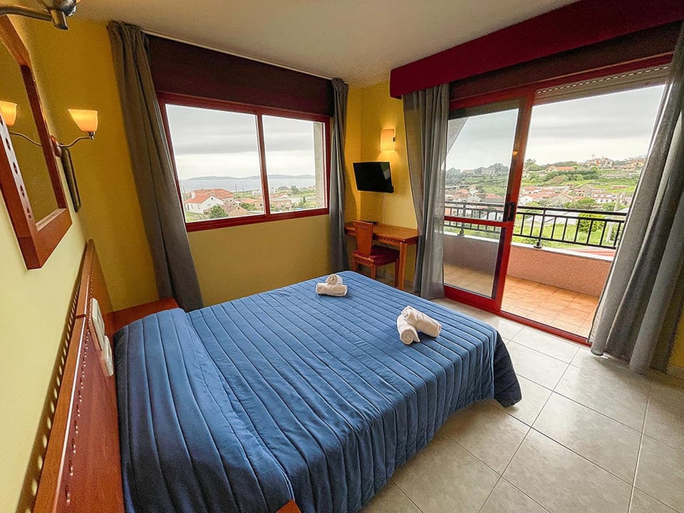 Restaurant/places to eat, Bed, Natural landscape, Activities, TV and multimedia, View (from property/room), Balcony/Terrace, Photo of the whole room, Beach, Hiking, Bedroom, Sea view, Swimming pool, Breakfast, group of guests, group of guests, Family, Family, Parking, heating, internet, internet, pet friendly, pet friendly