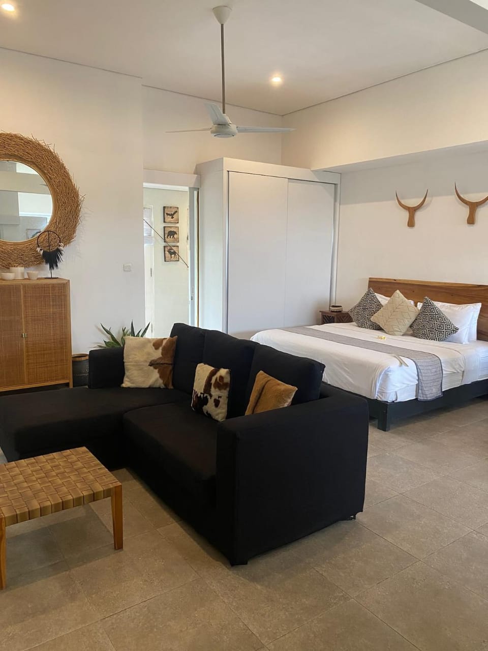 Bed, Living room, Photo of the whole room, Seating area, Bedroom