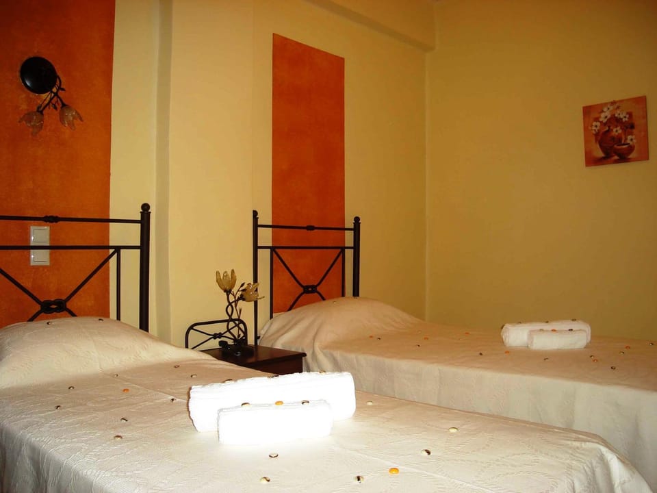 Bed, Day, Summer, Bedroom