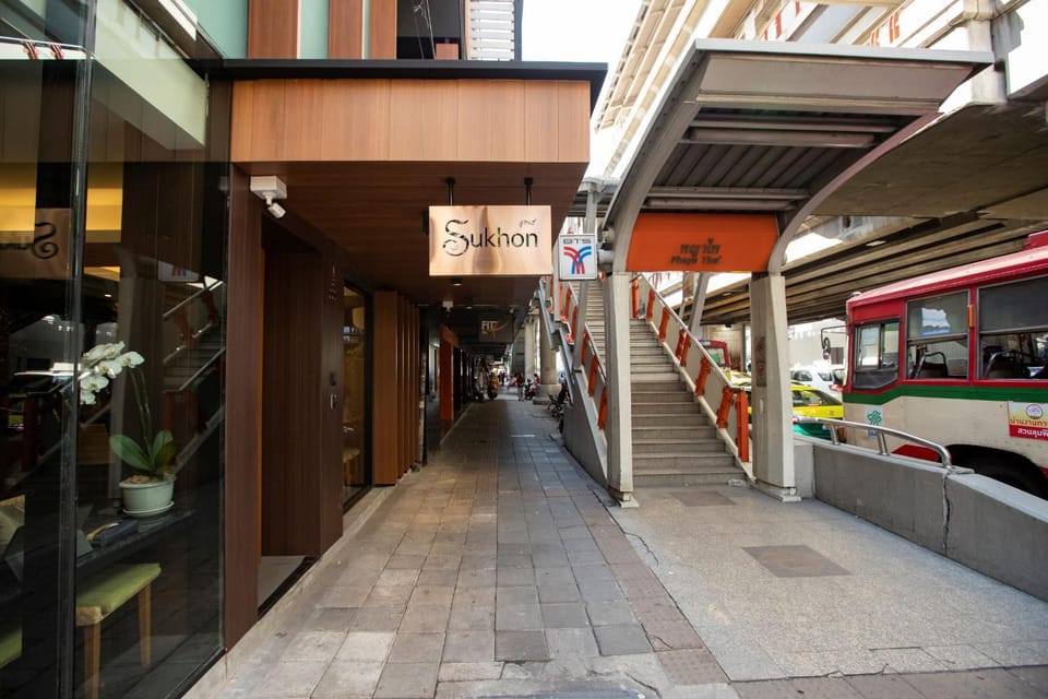 Facade/entrance, Location