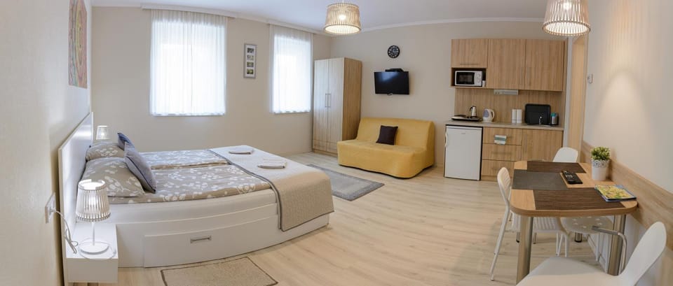Bed, TV and multimedia, Kitchen or kitchenette, Photo of the whole room