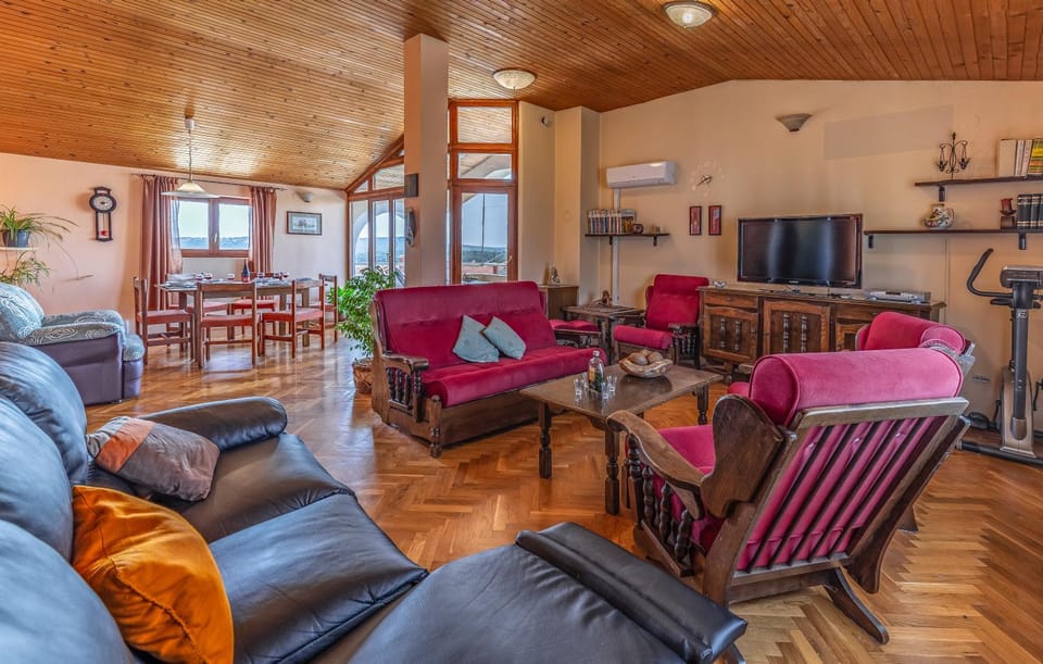 Communal lounge/ TV room, Living room, Seating area