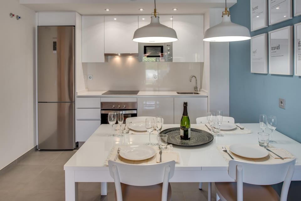 Kitchen or kitchenette, Dining area