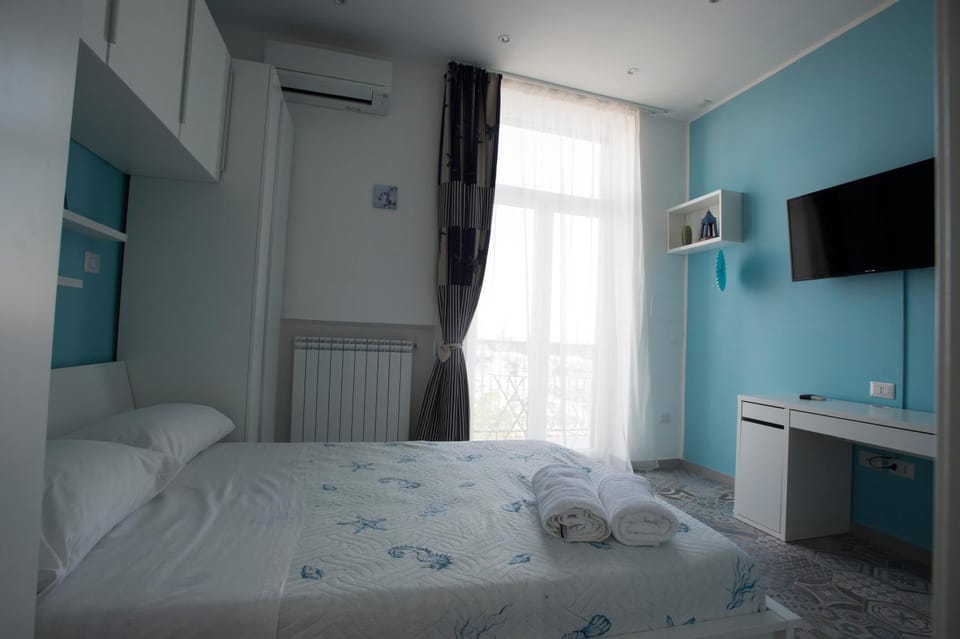 TV and multimedia, Photo of the whole room, Bedroom