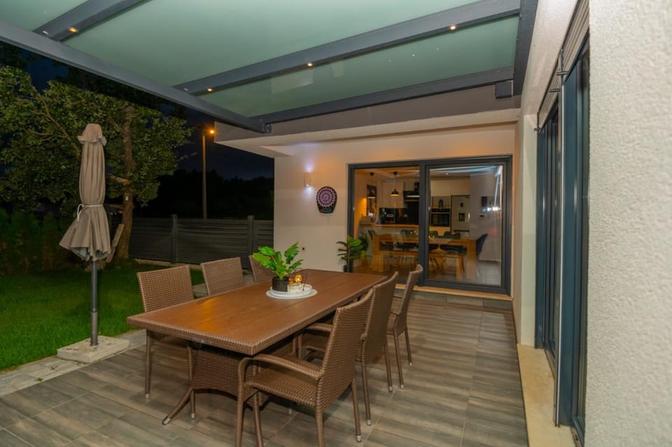 Garden, Seating area, Dining area, Garden view