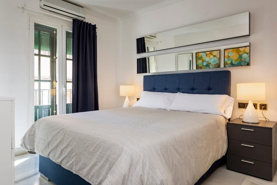 Bed, Bedroom, City view, Landmark view, Street view, Quiet street view