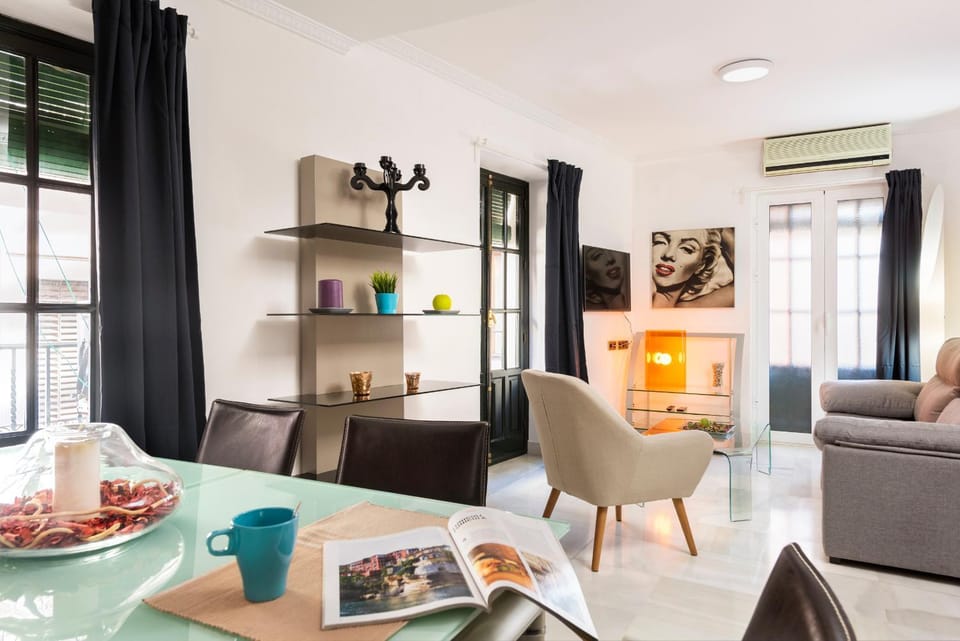 TV and multimedia, Balcony/Terrace, Living room, Seating area, Dining area, City view, Landmark view, Street view, Family, Quiet street view