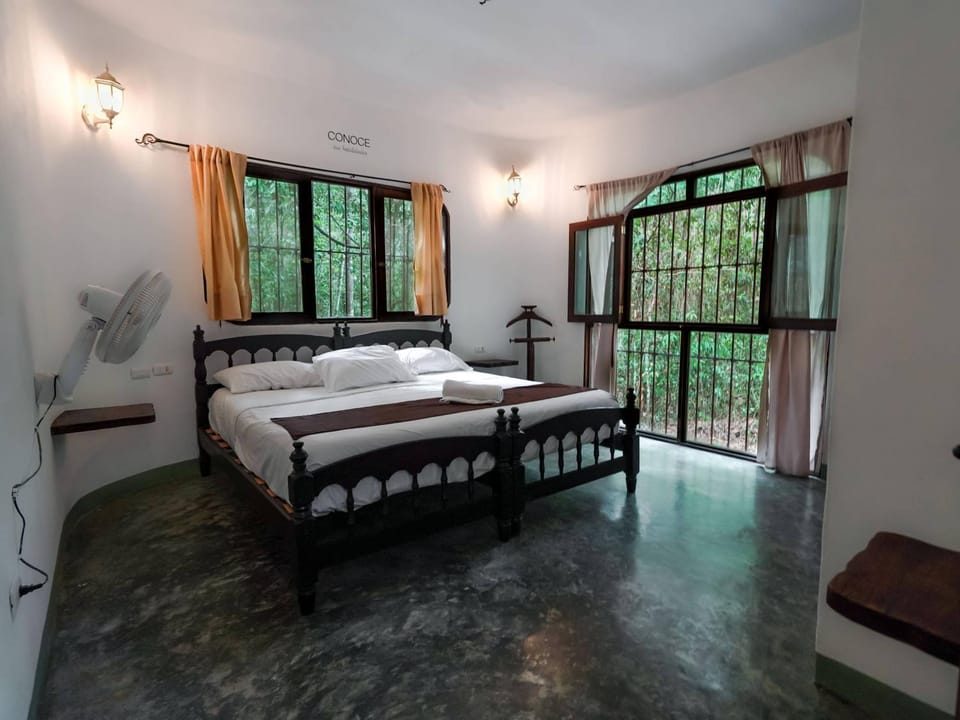 Bed, Photo of the whole room, towels
