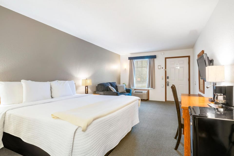 Bed, TV and multimedia, Photo of the whole room, Seating area, Bedroom, hair dresser