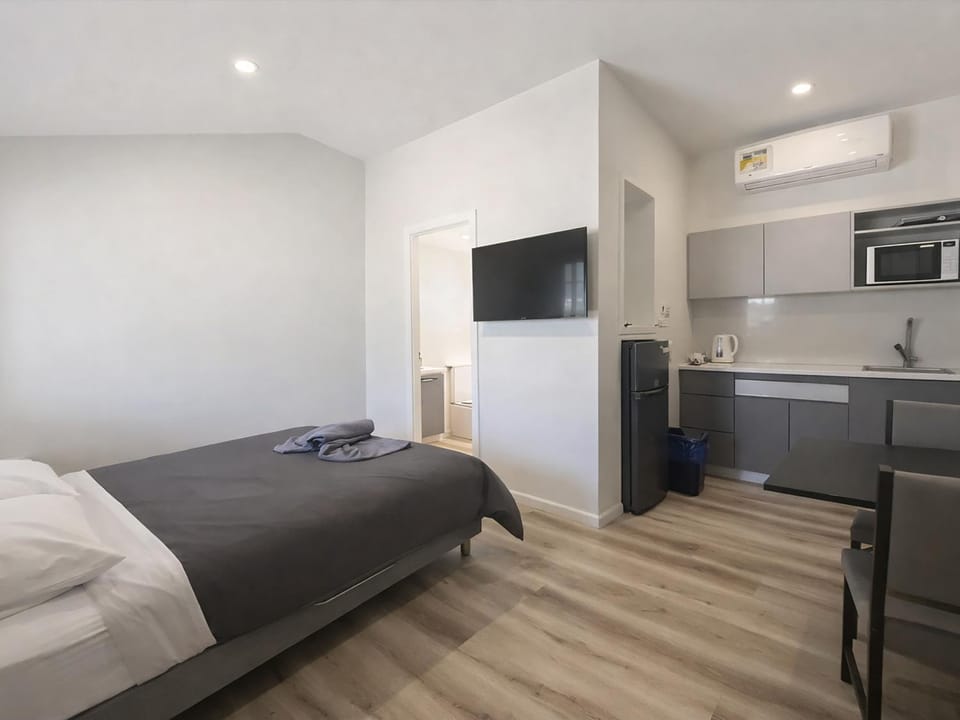 Bed, TV and multimedia, Kitchen or kitchenette, Photo of the whole room, Bedroom, stove, air conditioner