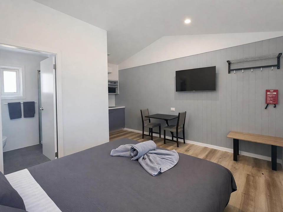 Bed, TV and multimedia, Bedroom
