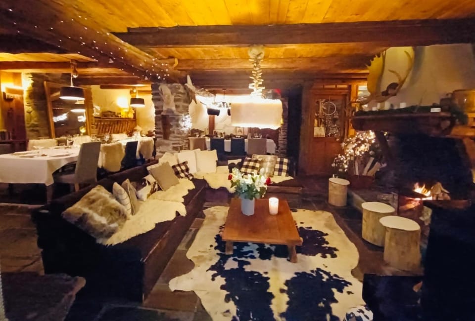 Restaurant/places to eat, Living room, Banquet/Function facilities, Seating area