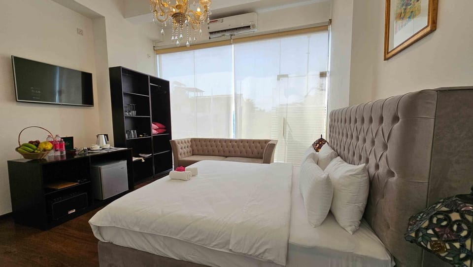 Bed, TV and multimedia, Photo of the whole room, Seating area, Evening entertainment, Bedroom, hair dresser, wardrobe, air conditioner