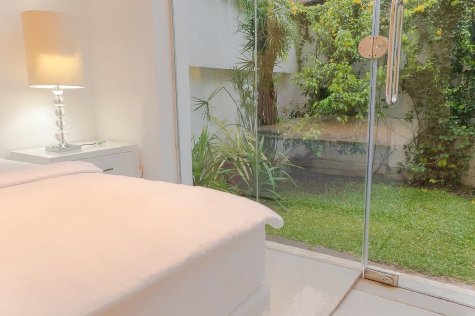 Photo of the whole room, Garden view