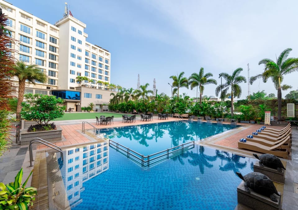 Property building, Day, Pool view, Swimming pool, sunbed