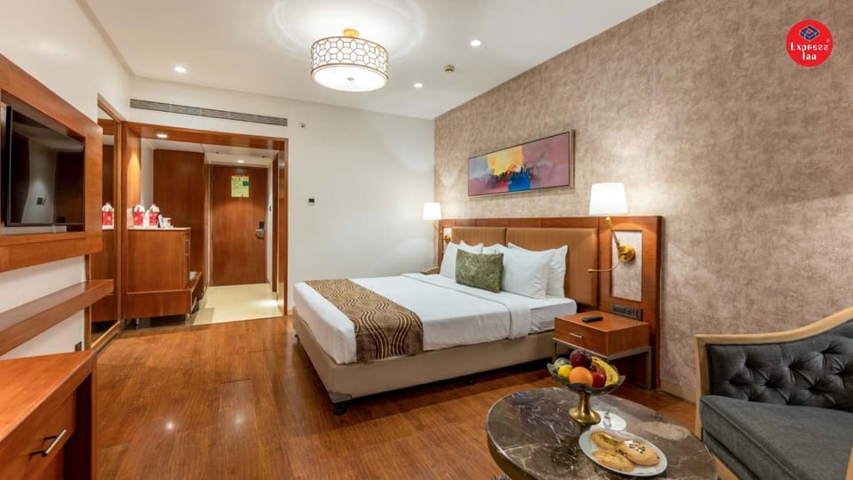 Bed, TV and multimedia, Photo of the whole room, Seating area, Bedroom