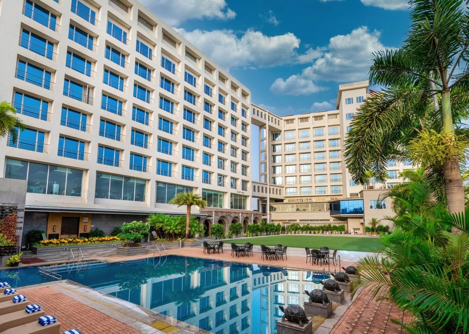 Property building, Day, Pool view, Swimming pool, sunbed