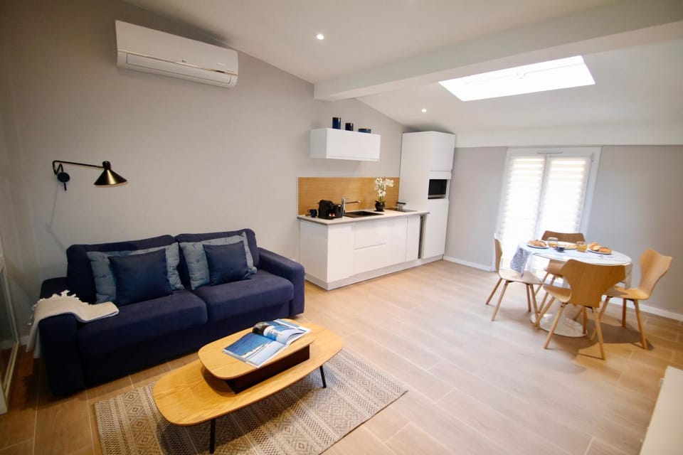 Kitchen or kitchenette, Dining area, oven, air conditioner