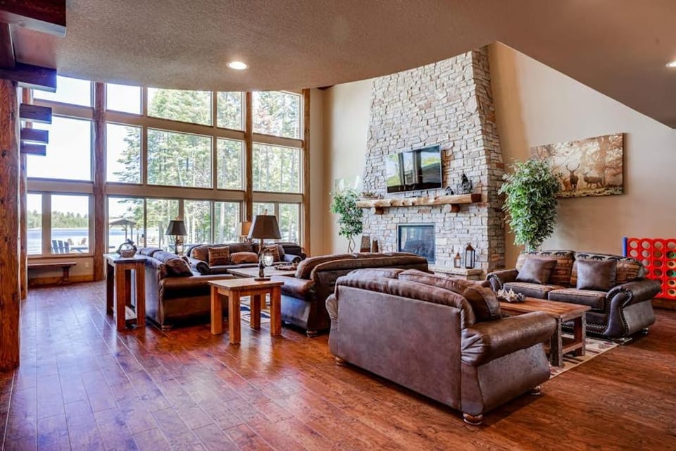 Whispering Pines Lodge: 11 Bedroom House in Wisconsin