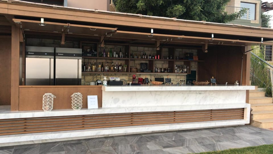 Restaurant/places to eat, Lounge or bar