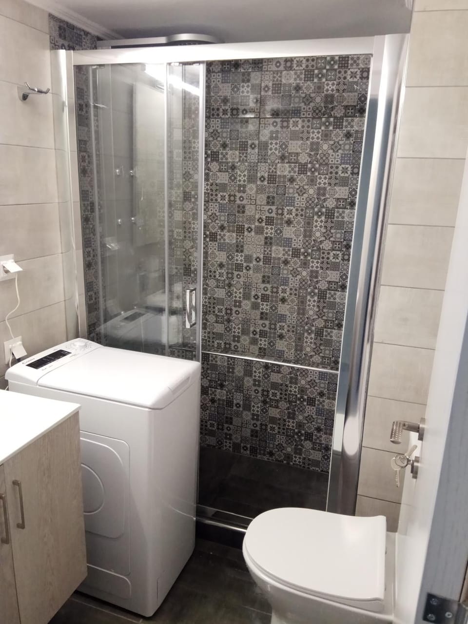 Shower, Toilet, Day, Night, Bathroom, Other, Other, Photo of the whole room, Decorative detail, Decorative detail, On site, Area and facilities, Time of day