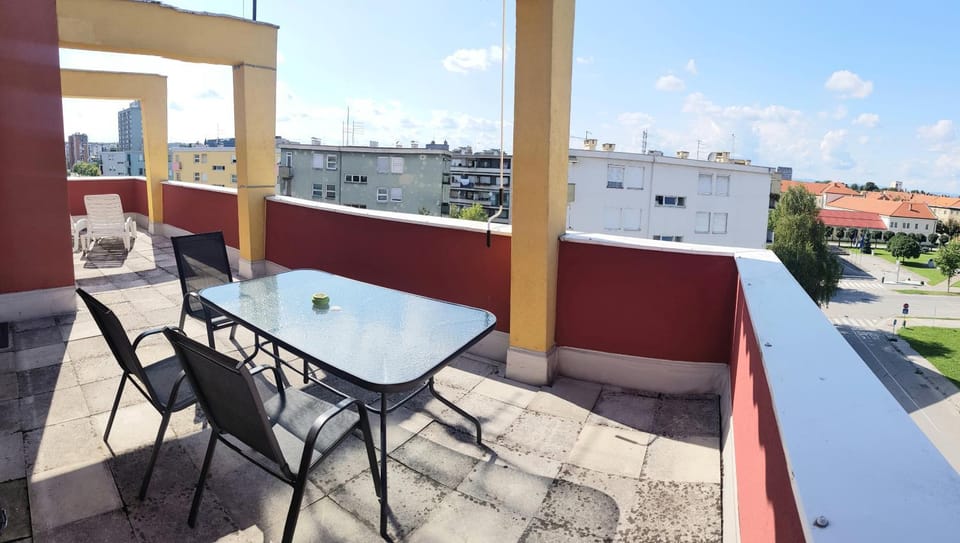 Balcony/Terrace, City view