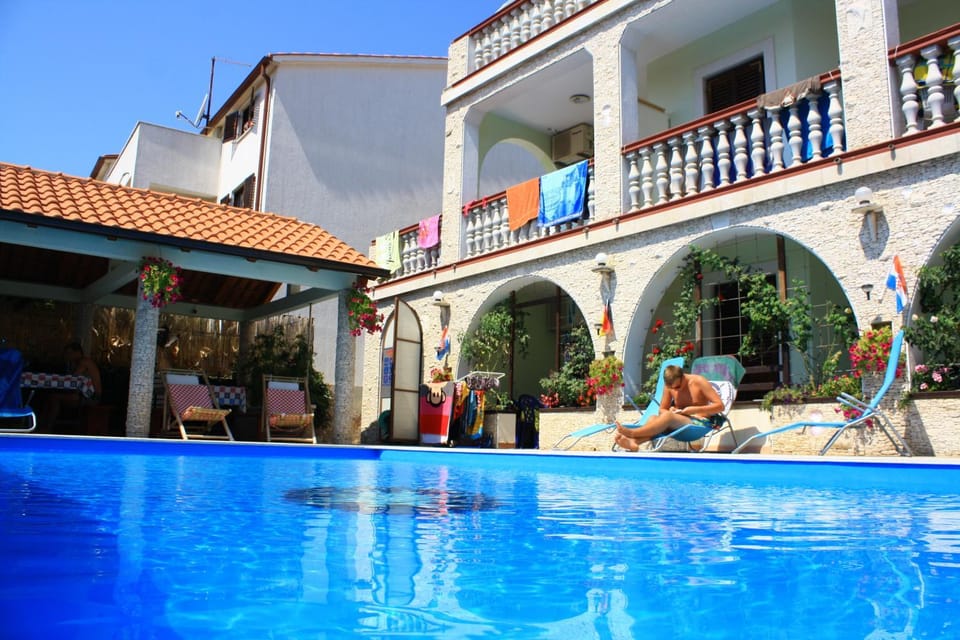 Day, Guests, Swimming pool