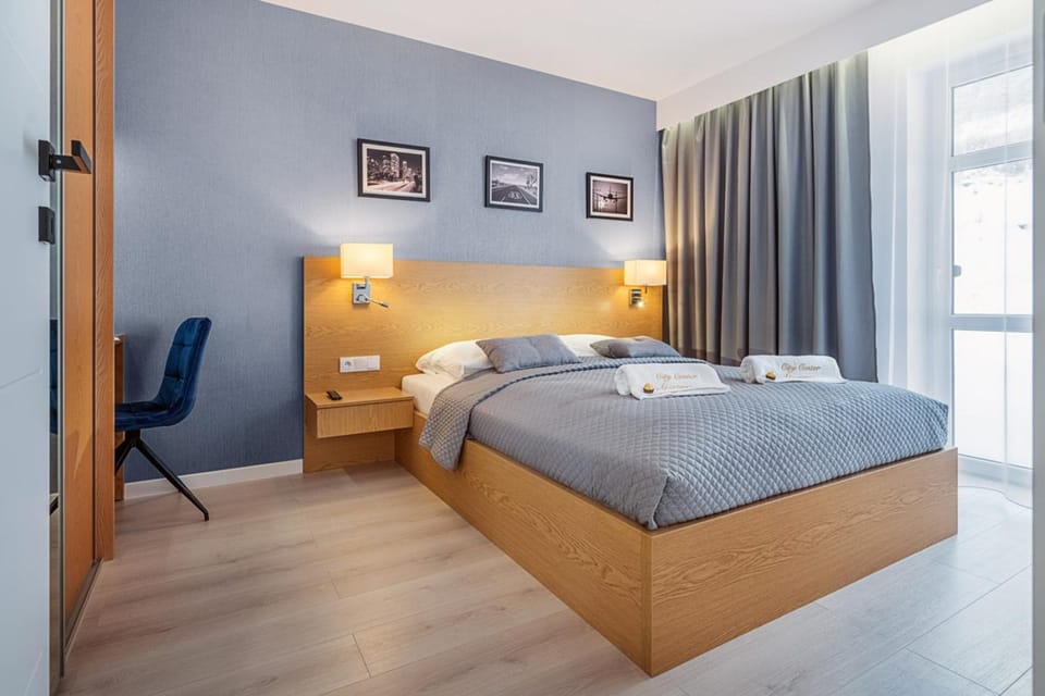 Bed, Bedroom, towels