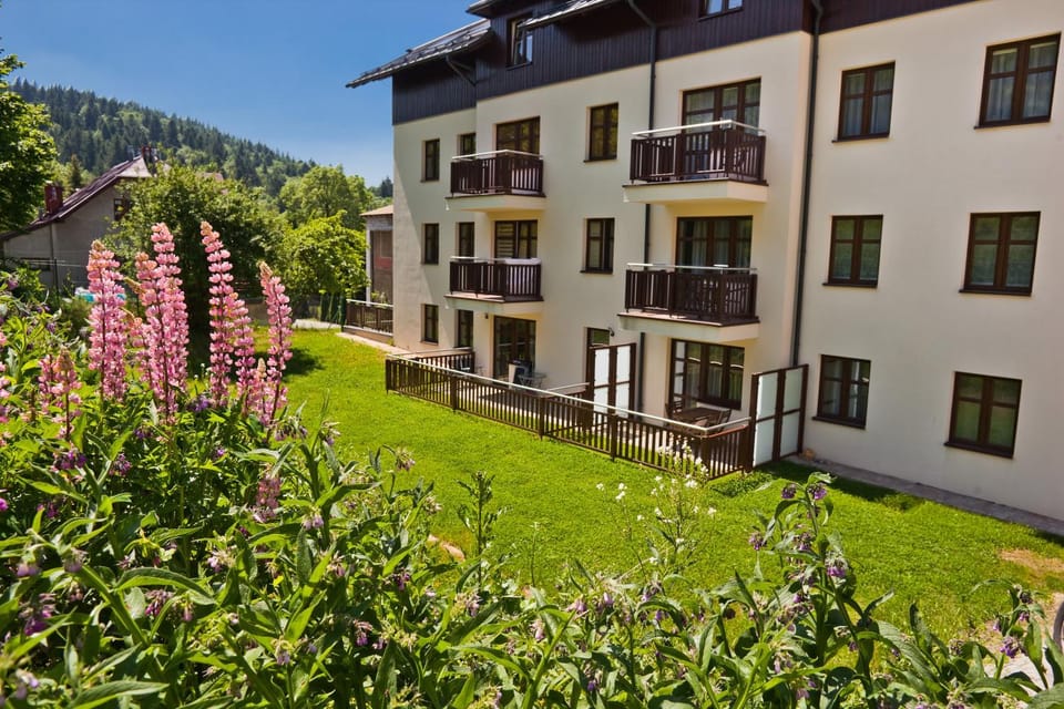 Property building, Spring, Day, Garden, Balcony/Terrace, Mountain view