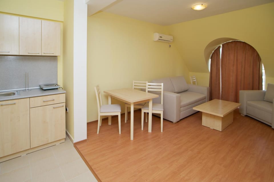 Kitchen or kitchenette, Seating area, Dining area