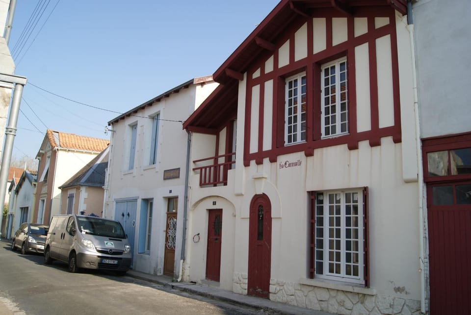 Property building, Neighbourhood, Location