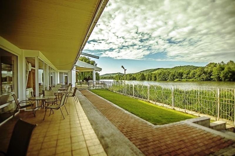 Restaurant/places to eat, Balcony/Terrace