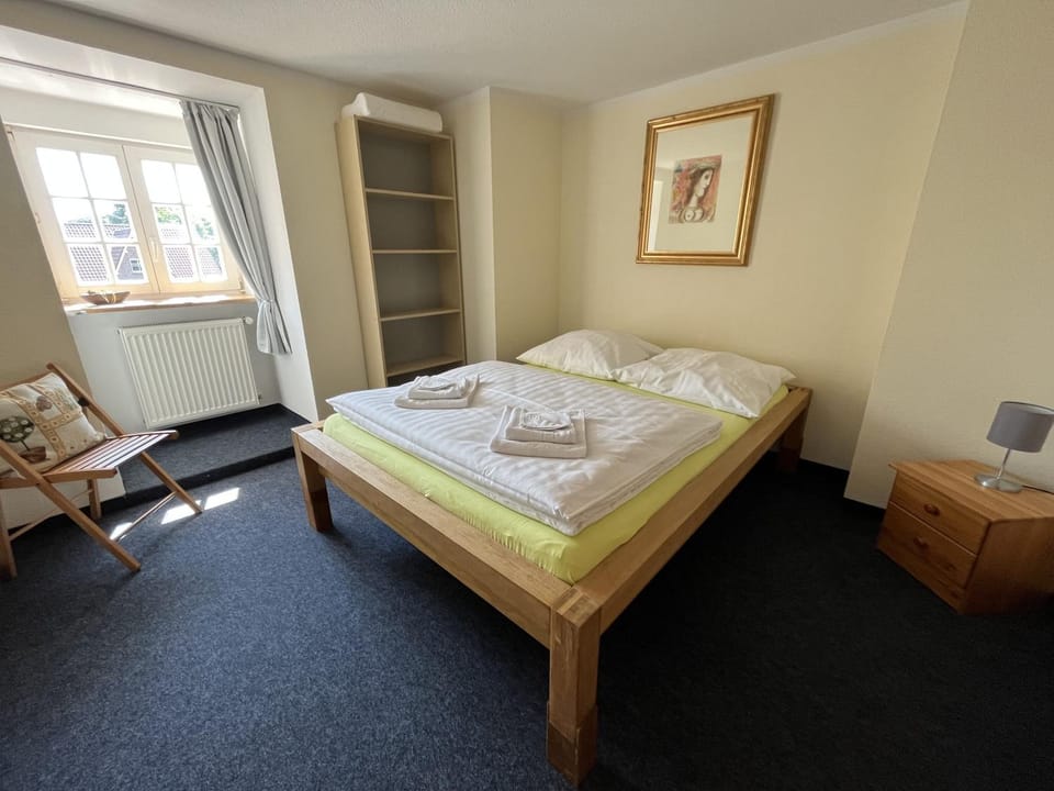 Bed, Bedroom, towels