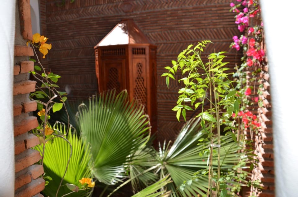 Property building, Facade/entrance, Garden, Decorative detail