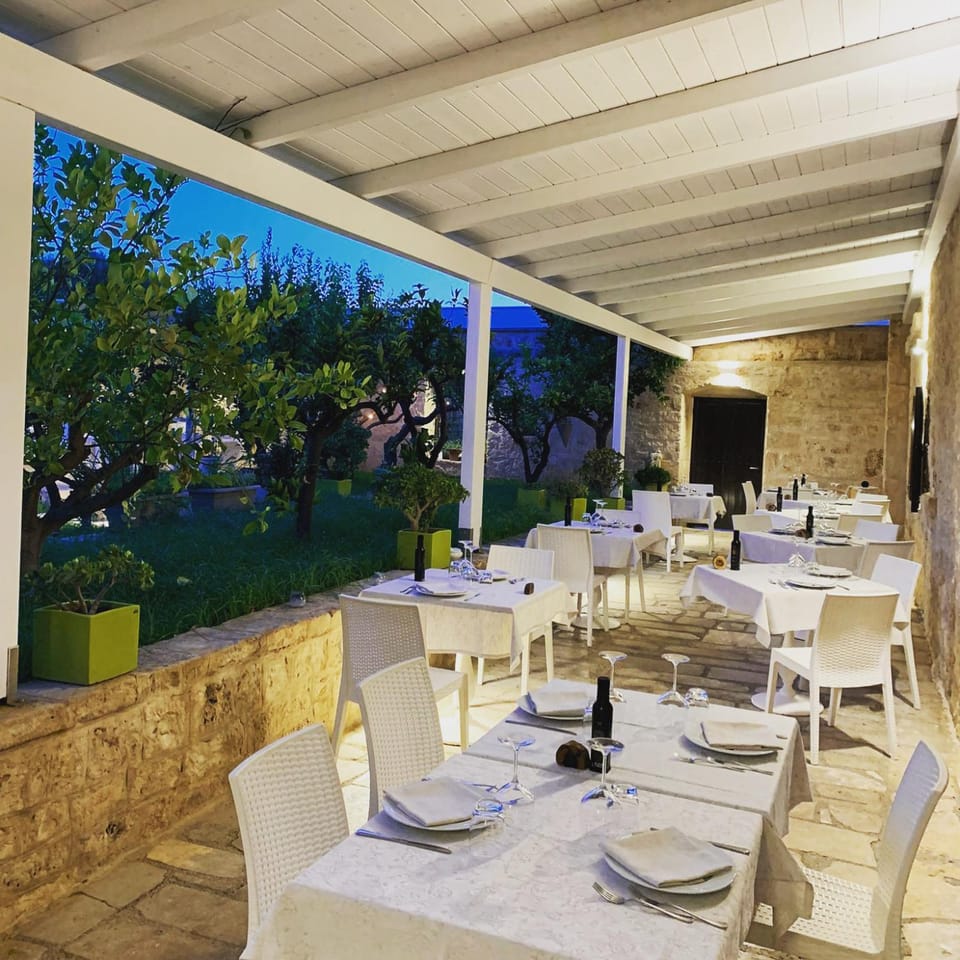 Patio, Restaurant/places to eat, Banquet/Function facilities