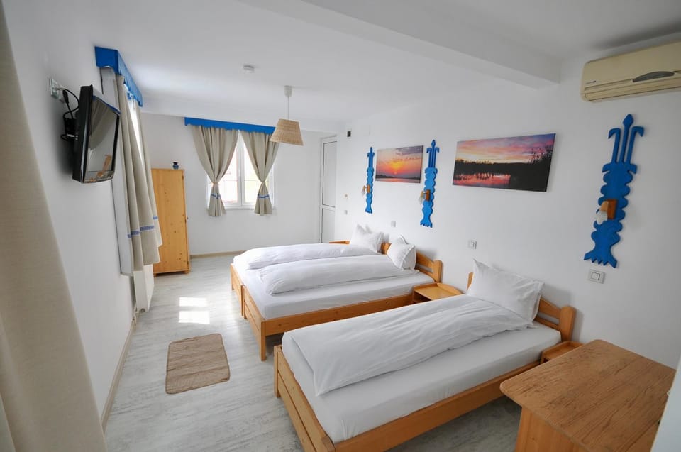 Photo of the whole room, air conditioner