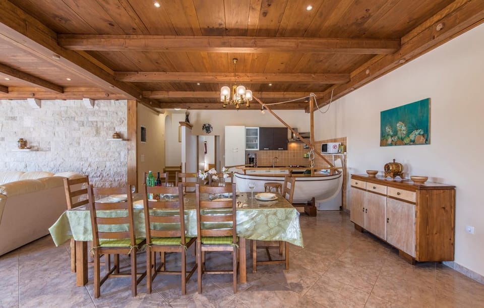 Kitchen or kitchenette, Living room, Seating area, Dining area, oven